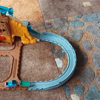 trenino Thomas cava del dinosauro