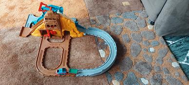 trenino Thomas cava del dinosauro