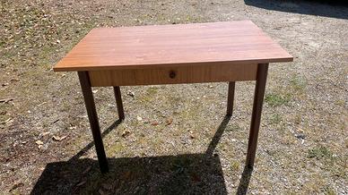 Tavolo in legno con cassetto