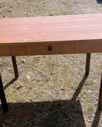 Tavolo in legno con cassetto
