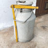 Antico bidone trasporto latte