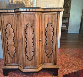 Mobiletto in legno con ripiani