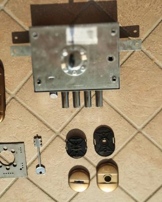 Serratura per porta blindata