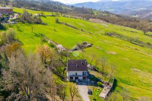 4 LOCALI A CANOSSA
