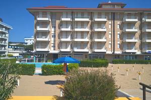 Fronte mare con piscine nuovo