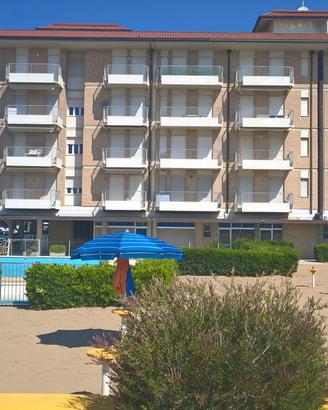 Fronte mare con piscine nuovo