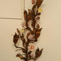 Lampada a muro ferro battuto e fiori in ceramica