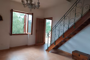 Casa su 2 piani indipendenti + terreno mq.12.960