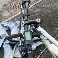 Bici con pedalsta assistita