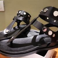 Scarpe infradito in pelle con borchiette