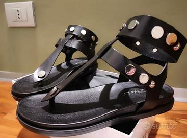 Scarpe infradito in pelle con borchiette