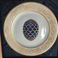 Raro Piatto Fabergé "Pine Cone Egg" – Porcellana L