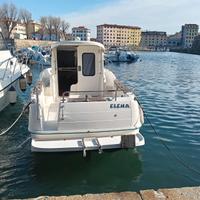 Barca a motore cabinata