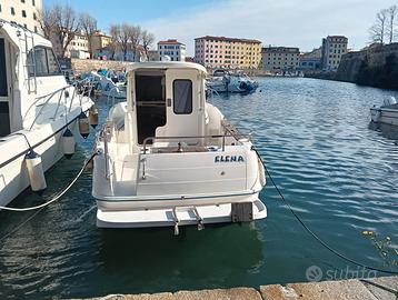 Barca a motore cabinata