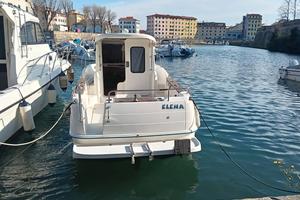 Barca a motore cabinata