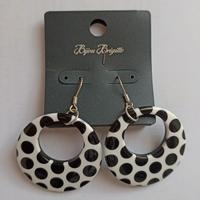 Orecchini pendenti a pois bianchi e neri di Bijou 