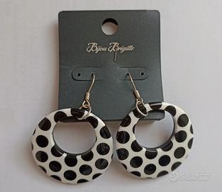 Orecchini pendenti a pois bianchi e neri di Bijou 
