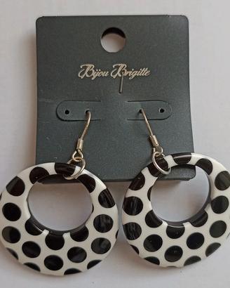 Orecchini pendenti a pois bianchi e neri di Bijou 