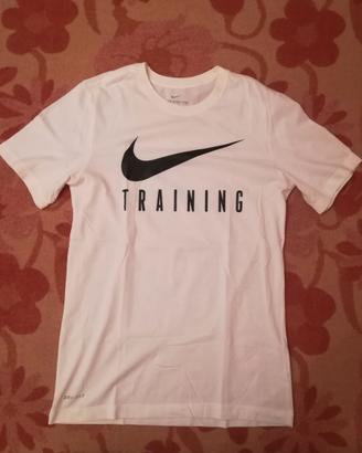 Magliette Nike e pantaloni sportivi Under Armour