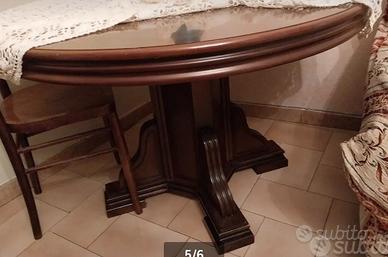 Tavolo tondo con sedie 