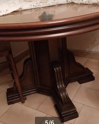 Tavolo tondo con sedie 