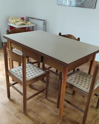 Tavolo allungabile con 4 sedie