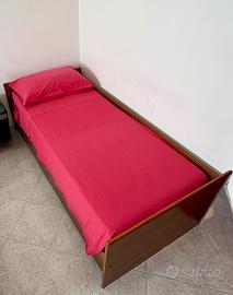 Letto singolo in legno con cassettone