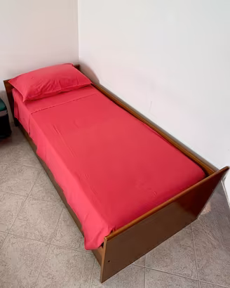 Letto singolo in legno con cassettone