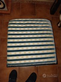 tris tavolini. più. pouf