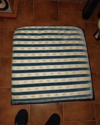 tris tavolini. più. pouf