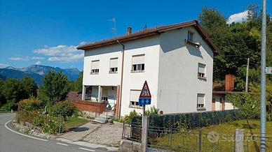 Casa indipendente,con 2 garage,giardino e corte