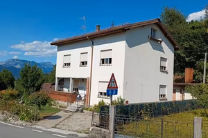 Casa indipendente,con 2 garage,giardino e corte
