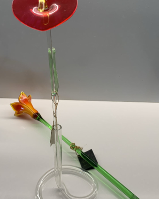 Due fiori in vetro + portafiore in vetro