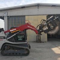 Takeuchi TL12R con benna forche ed escavatrice