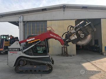 Takeuchi TL12R con benna forche ed escavatrice