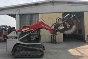 Takeuchi TL12R con benna forche ed escavatrice