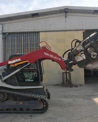 Takeuchi TL12R con benna forche ed escavatrice