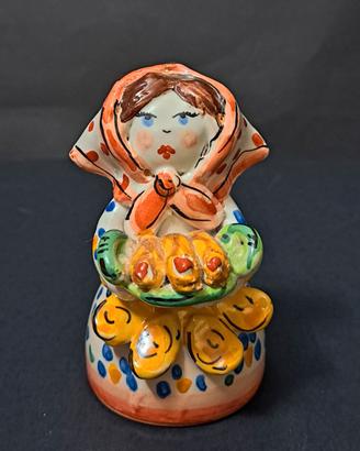 Ceramica Caltagirone donna con cannoli campanella