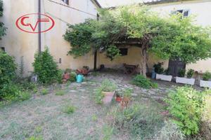 Rustico / Casale di 220 m² con più di 5 locali a B