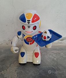 Robot Emilio con telecomando e vassoio
