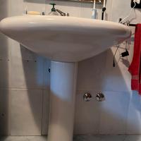Lavabo bagno con specchio e mobile sospeso