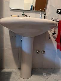 Lavabo bagno con specchio e mobile sospeso
