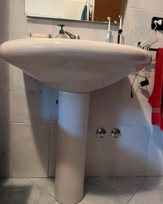 Lavabo bagno con specchio e lampada