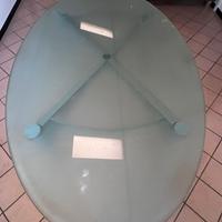 Tavolo in vetro ovale