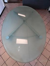 Tavolo in vetro ovale