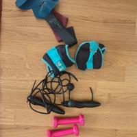 peso 0.5kg, cavigliere 1kg, bande elastiche, corda