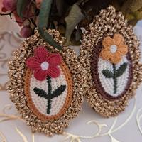 2 cammei con bordo oro lavorato all'uncinetto 