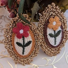 2 cammei con bordo oro lavorato all'uncinetto 