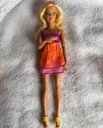 2011 Barbie Fashionistas (con snodature) Doll RARA