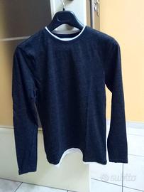 Maglia a manica lunga in cotone indossata una sola